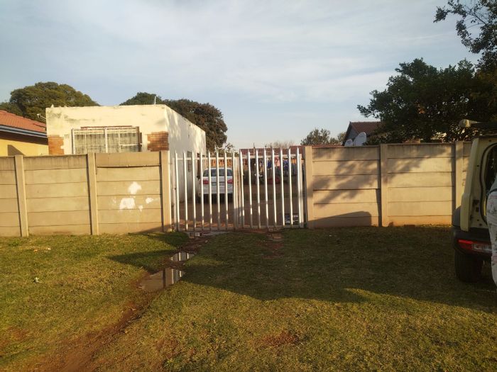 4-Bedroom House with Large Yard and Extra Rooms For Sale in Westonaria Central