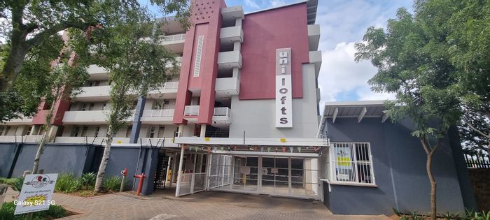 Hillcrest Flat For Sale: Furnished studio, 24-hour security, near university.