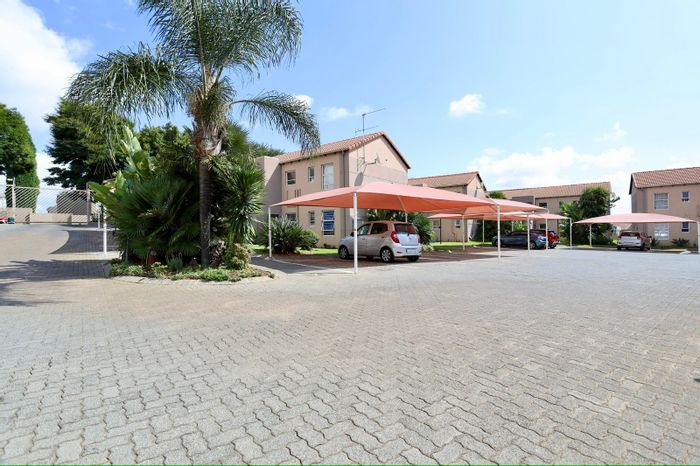 Ground floor apartment in Allen's Nek, open-plan living, secure complex, close to amenities.