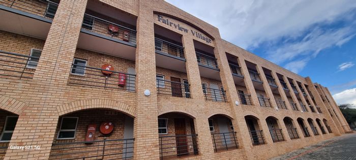 Hillcrest Flat For Sale: South-facing unit, communal gardens, 24-hour security, high rental return.