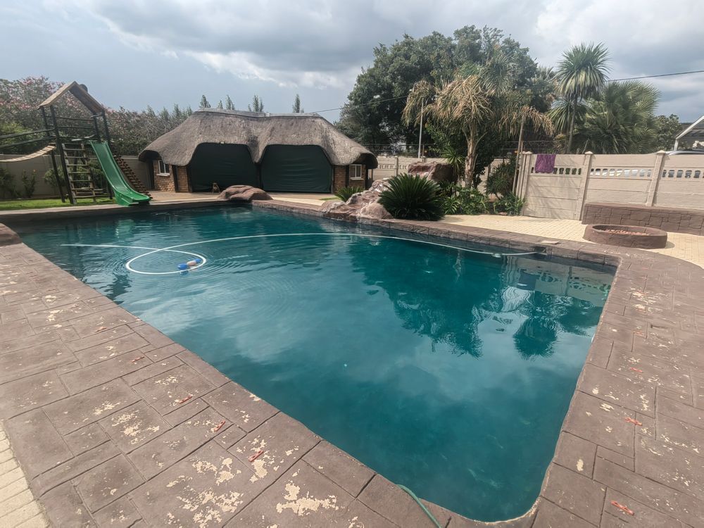 Swimming Pool With Lapa