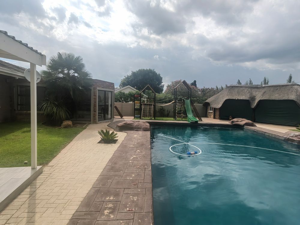 Swimming pool with lapa