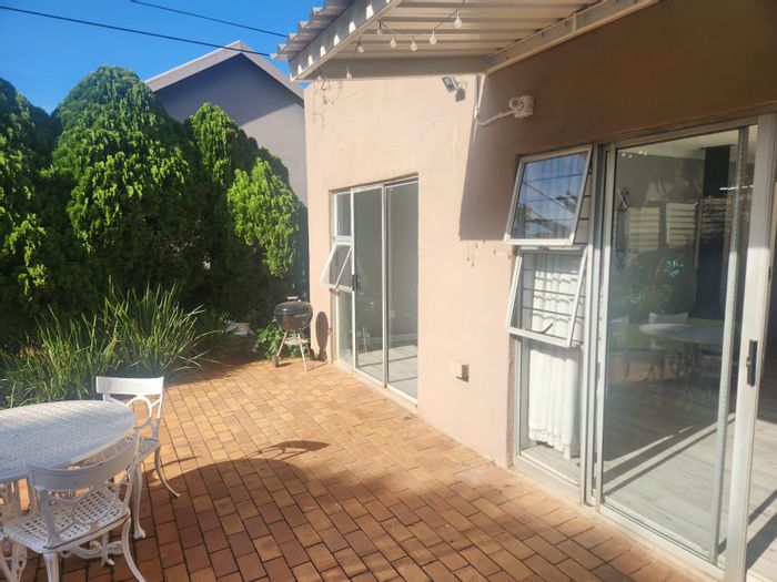 1-Bedroom Cottage To Rent in Blairgowrie with garden, secure parking, and gas stove.