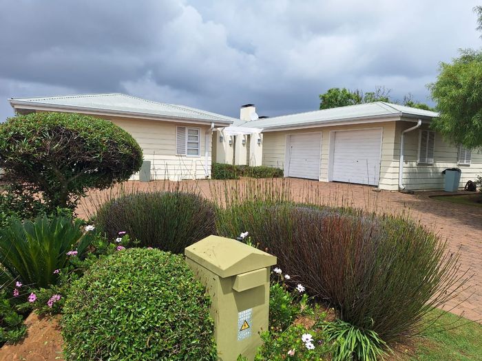 For Sale: House in Vaal Marina Central with 4 beds, pool, and patio.