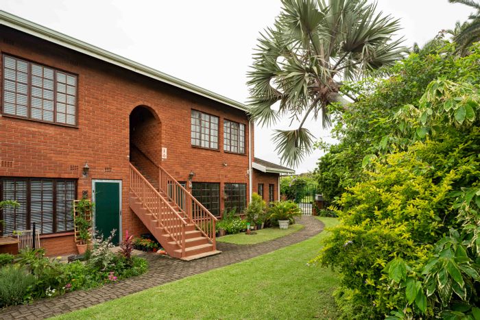 Flat for Sale in Scottburgh Central: 2 Bedrooms, Open Plan Living, Close to Amenities.