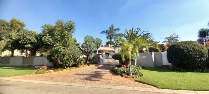 House To Rent in Rangeview: 2 beds, private garden, pool, pet-friendly.