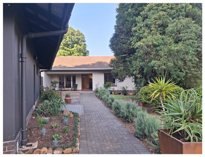 Greendale House For Sale: 4 beds, cottage, double garage, outdoor entertainment space.