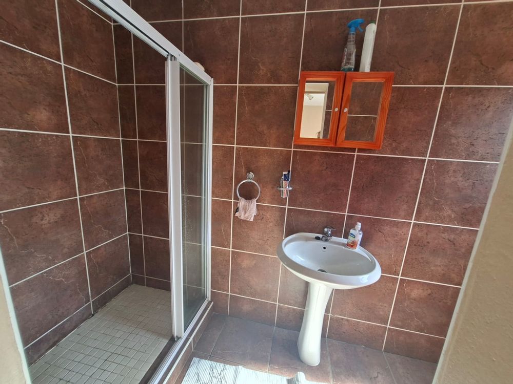 Main bathroom en suite