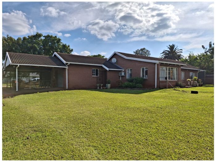 Howick North House For Sale: 3 Bedrooms, spacious garden, ample parking, and storage.