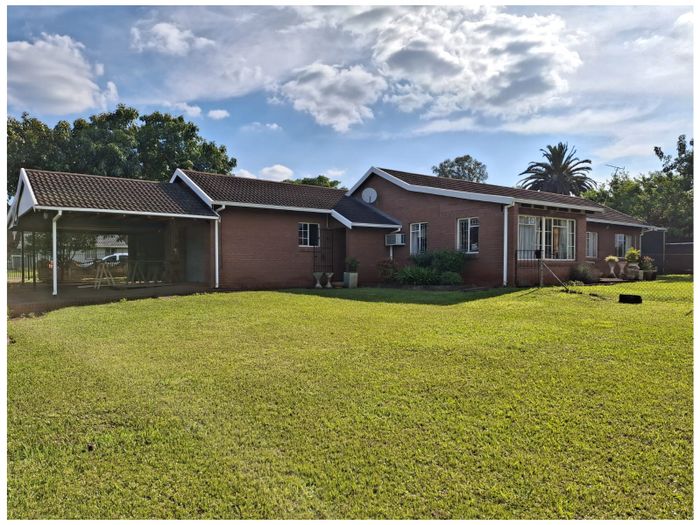 Howick North House For Sale: 3 Bedrooms, spacious garden, ample parking, and storage.