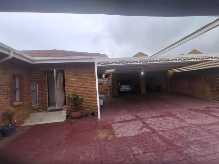 Florauna House For Sale: 3 Bedrooms, Study, Enclosed Patio, Double Garages.