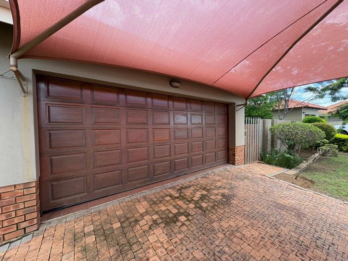 Waterkloof House For Sale: 4 Bedrooms, Open Plan Living, Closed Patio, Double Garage.