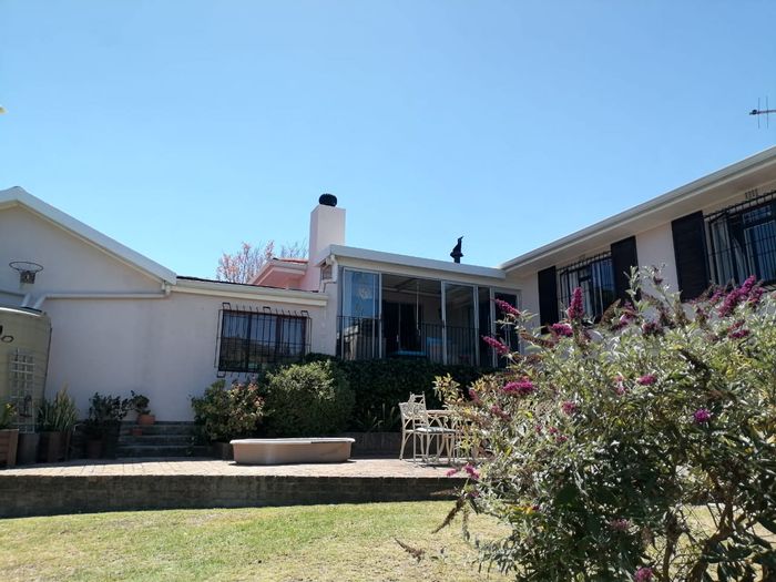 Heldervue House To Rent: 4 Bedrooms, pool, braai area, pet-friendly.