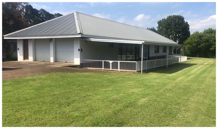 For Sale: House in Sakabula Golf & Country Estate with spacious living, large garden.