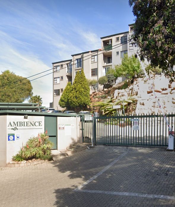 Wilro Park Apartment For Sale: 2 beds, pool, braai area, fiber, parking.