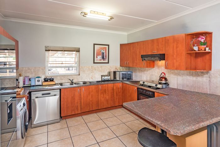 Rangeview Townhouse For Sale: 3 beds, balcony, built-in braai, secure parking.