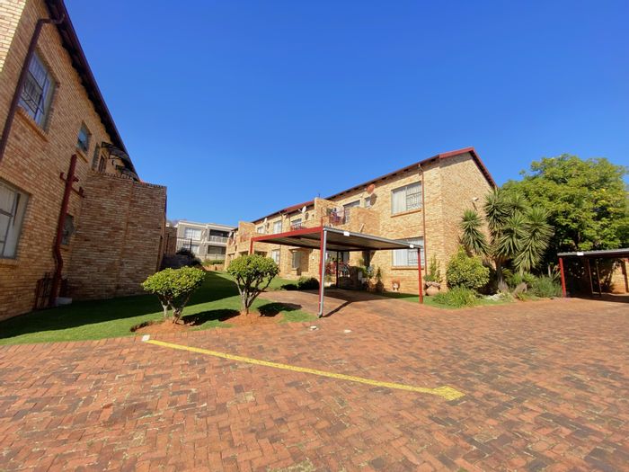 Roodekrans Apartment For Sale: 2 beds, covered patio, near amenities and parks.
