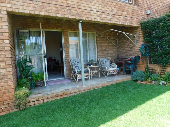 For Sale: Townhouse in Wentworth Park with garden, 2 carports, and secure complex.