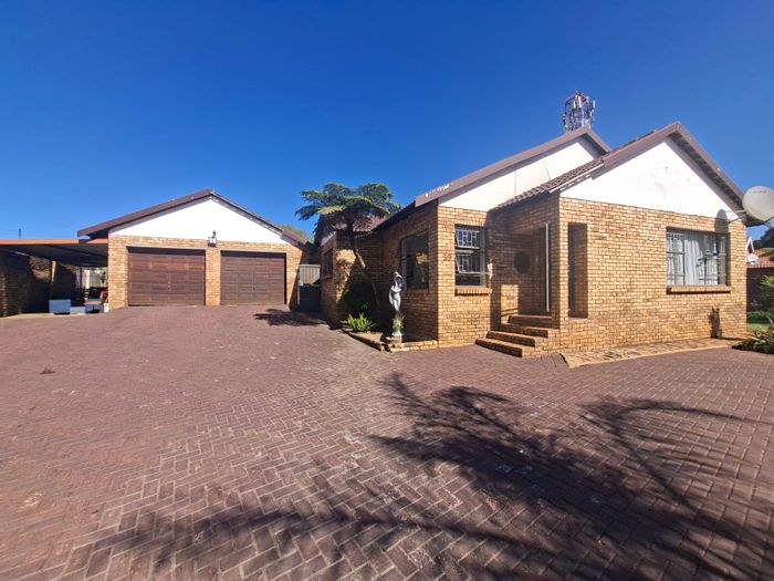 Noordkruin House For Sale: 3 bedrooms, garden, lapa with jacuzzi, guest suite.