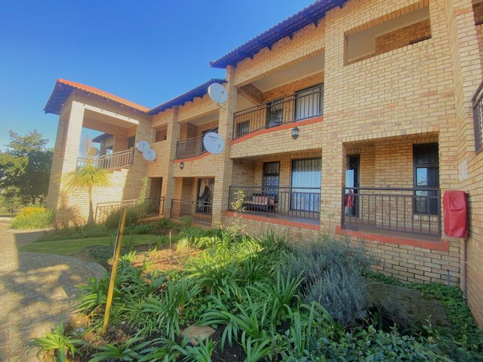 Apartment for Sale in Monument: 2 beds, communal garden, near amenities.