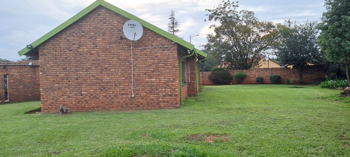 For Sale: House in Dersley with spacious garden, double garages, and close amenities.