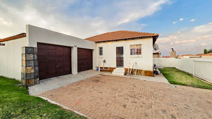 3-Bedroom House in Ben Fleur For Sale, includes double garage and secure complex.
