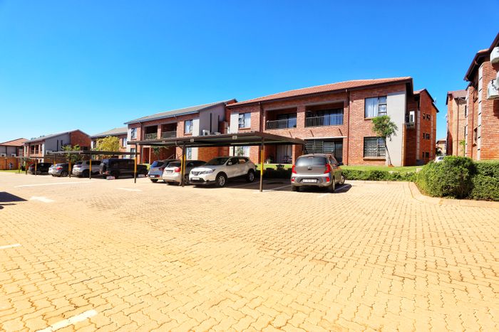 Wilgeheuwel Apartment For Sale: 2 Bedrooms, balcony, open-plan living, close to amenities.