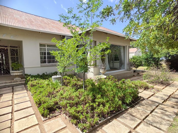 For Sale: House in Parys Central with pool, business rights, and spacious living areas.