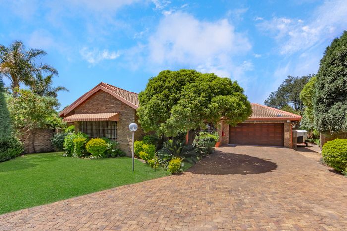 For Sale: Townhouse in Florida Park with garden, double garage, and excellent security.