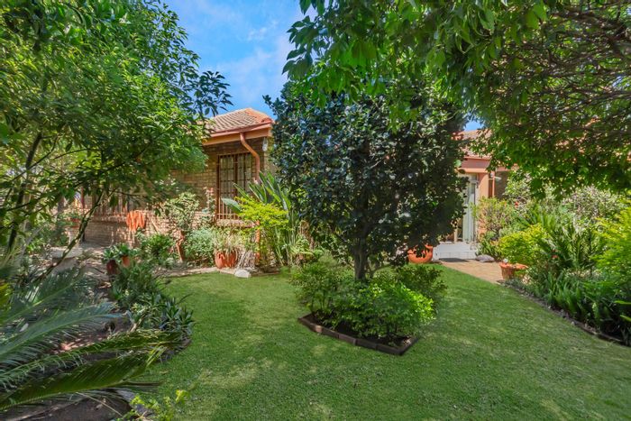 For Sale: Townhouse in Florida Park with garden, double garage, and excellent security.