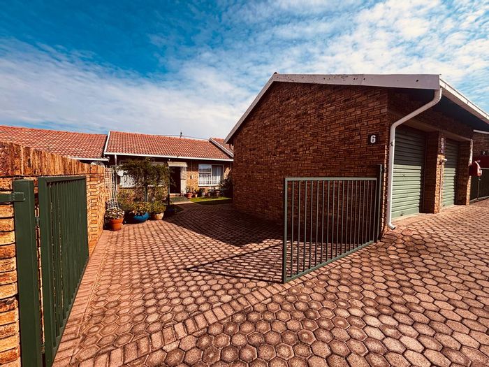 For Sale: Townhouse in Quellerie Park with garden, double garage, and pet-friendly.