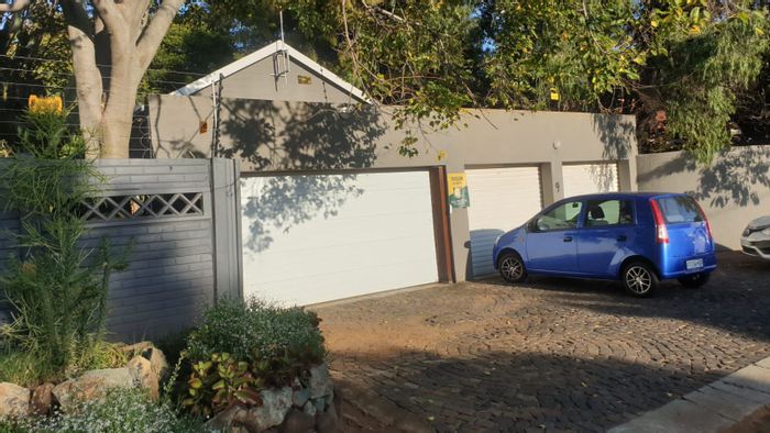Robindale House To Rent: 3 Bedrooms, outdoor braai, jacuzzi, 3 cottages included.