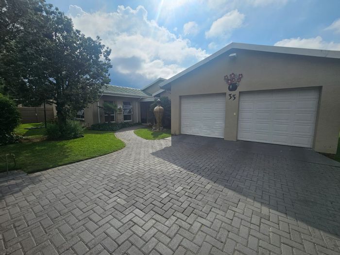 Helikonpark House For Sale: 4 beds, pool, alfresco, family-friendly location.