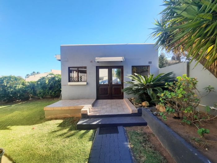 Flat To Rent in Wilgeheuwel: 1 bed, pool access, parking, open-plan kitchen.