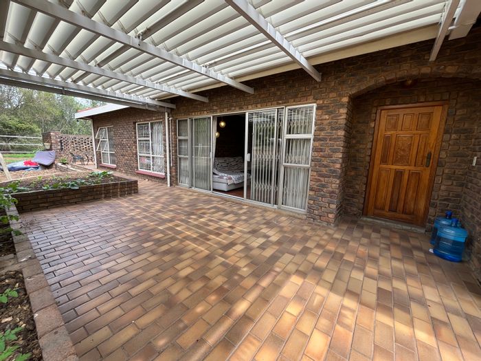 Cottage to Rent in Randjesfontein AH: 3 bedrooms, shared plot with animals.