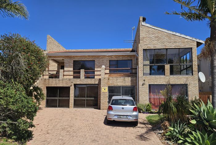 Wavecrest House For Sale: 6 bedrooms, flatlet, braai areas, secure garden.
