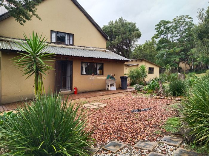 Muldersdrift House To Rent: 3 bedrooms, spacious living, deck, garden, solar panels.