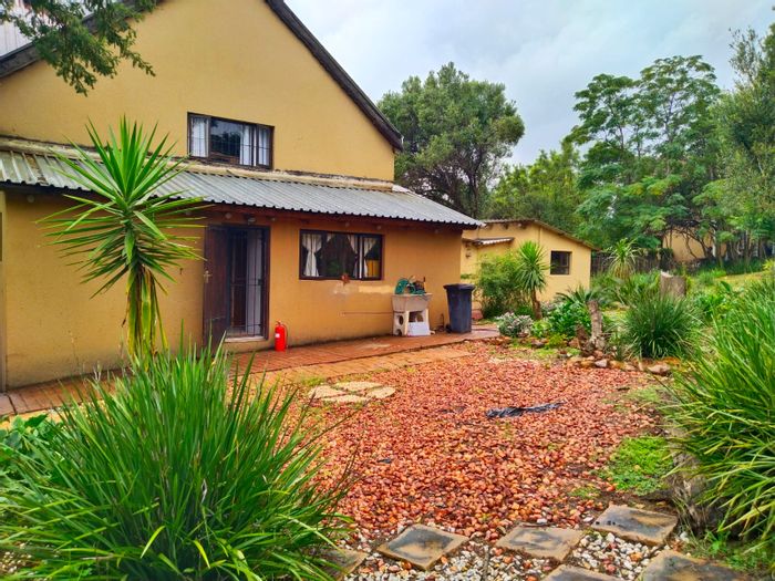 Muldersdrift Townhouse To Rent: 3 bedrooms, eco-friendly, deck, garden, double carport.