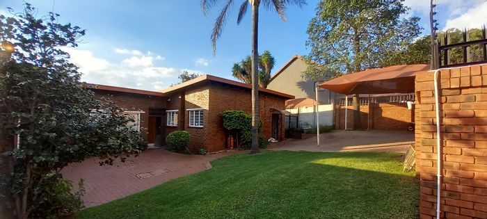 Wilro Park House To Rent: 3 Bedrooms, Pool, Study, CCTV, Prepaid Electricity.