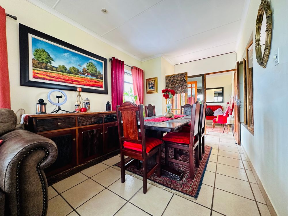 Dining area off lounge