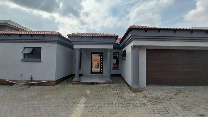 House For Sale in Suidheuwel: 3 Bedrooms, 2 Bathrooms, Entertaining Area, Covered Parking.