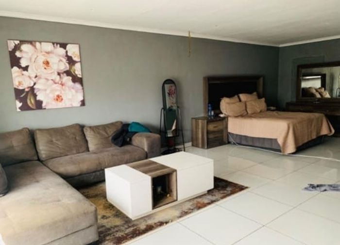 Tsakane House For Sale: 2 Bedrooms, 2 Bathrooms, Large Yard, Single Garage.