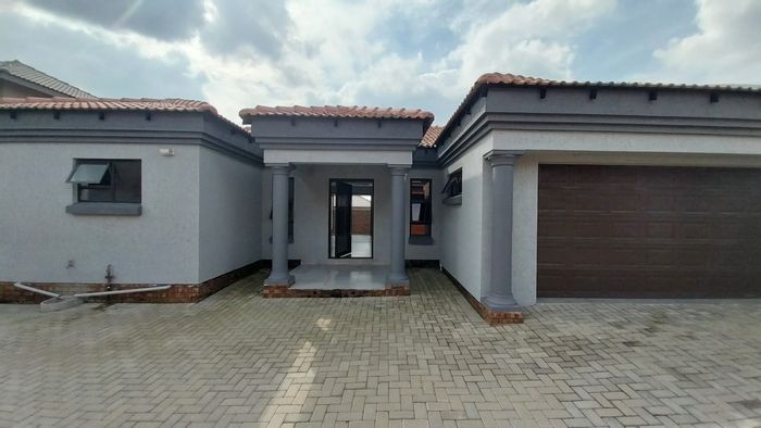 House to Rent in Suidheuwel: 3 Bedrooms, 2 Bathrooms, Outdoor Entertainment Area.