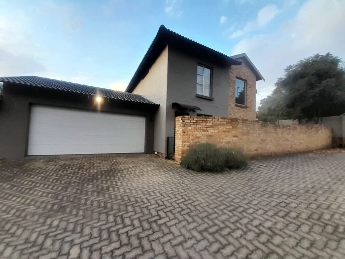 Honeydew Manor Townhouse To Rent: 3 beds, garden, double garage, secure complex.