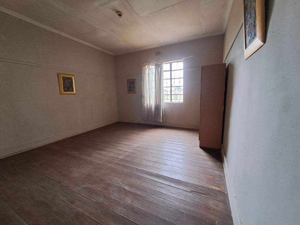 Lounge by front door