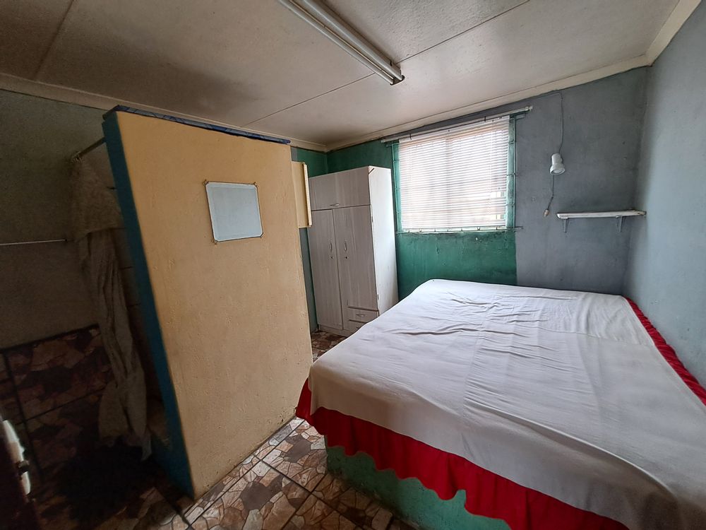 Bachelor unit bedroom