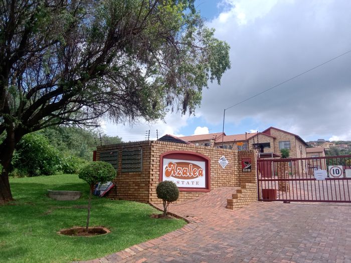 For Sale: Townhouse in Roodekrans with communal gardens, pet-friendly, and fiber-ready.