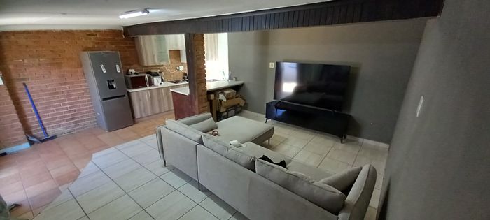 Cottage To Rent in Witpoortjie: Spacious living, pool access, prepaid electricity.