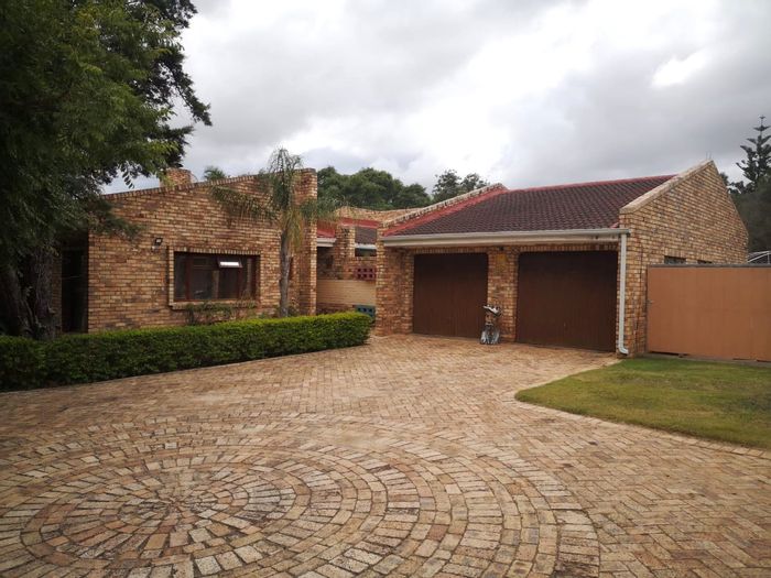 Manor Heights House For Sale: Spacious 3-bed home with pool, study, and garage.