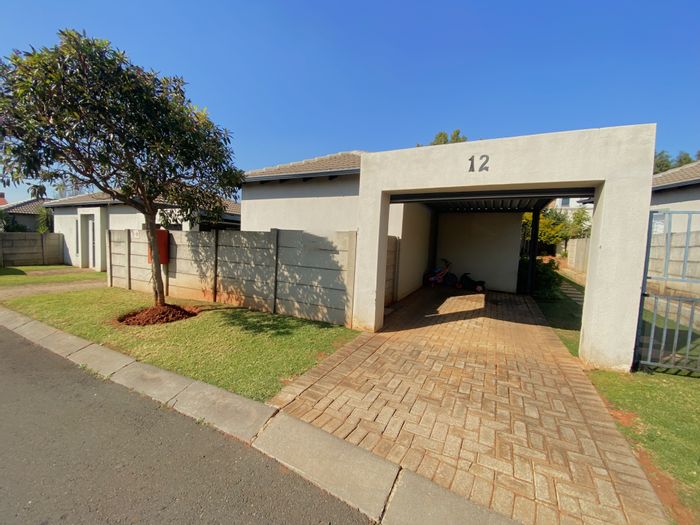 Amorosa Townhouse For Sale: 2 beds, garden, braai area, near amenities.